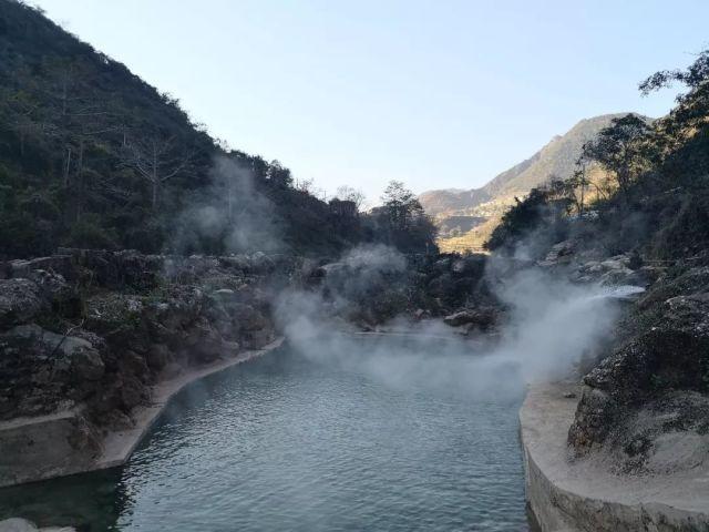 金莎晒新疆旅游随拍照 同孙丞潇骑马同行爱意浓浓
